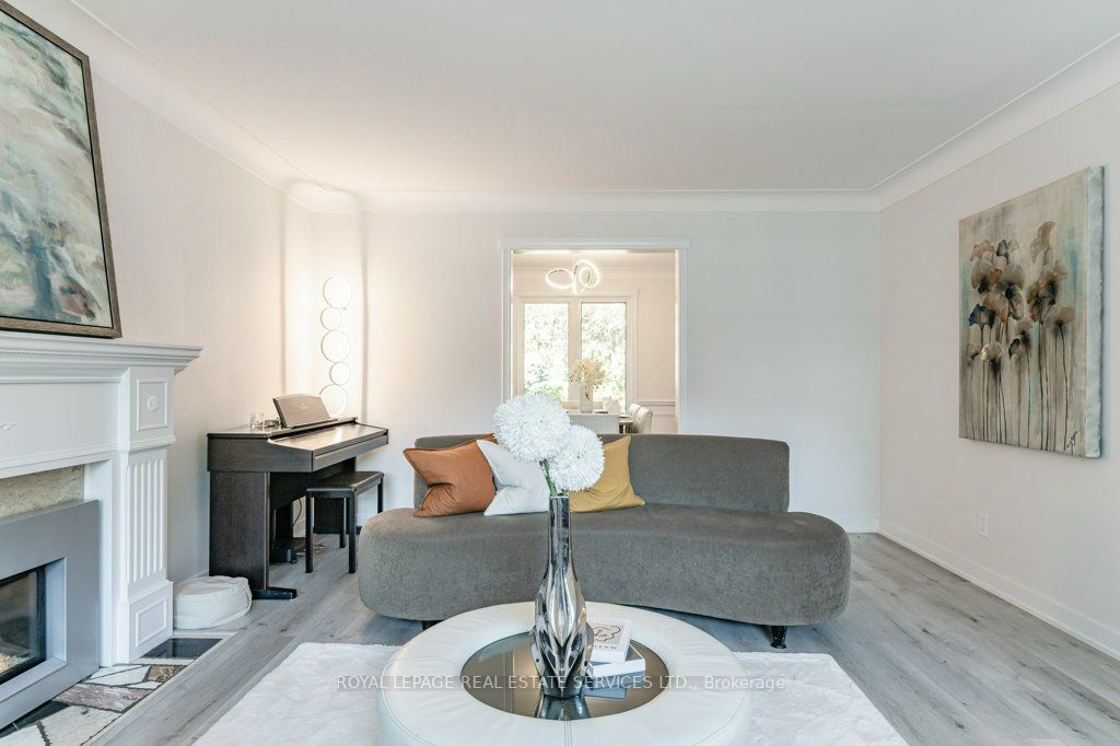 2113 Agincourt Cres