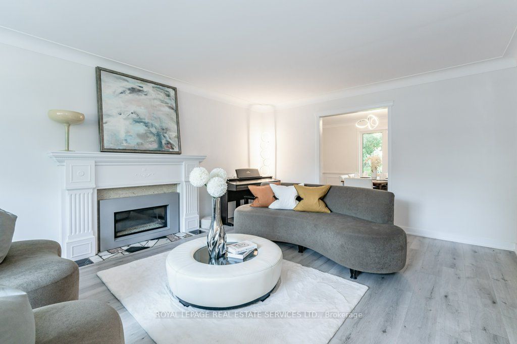 2113 Agincourt Cres