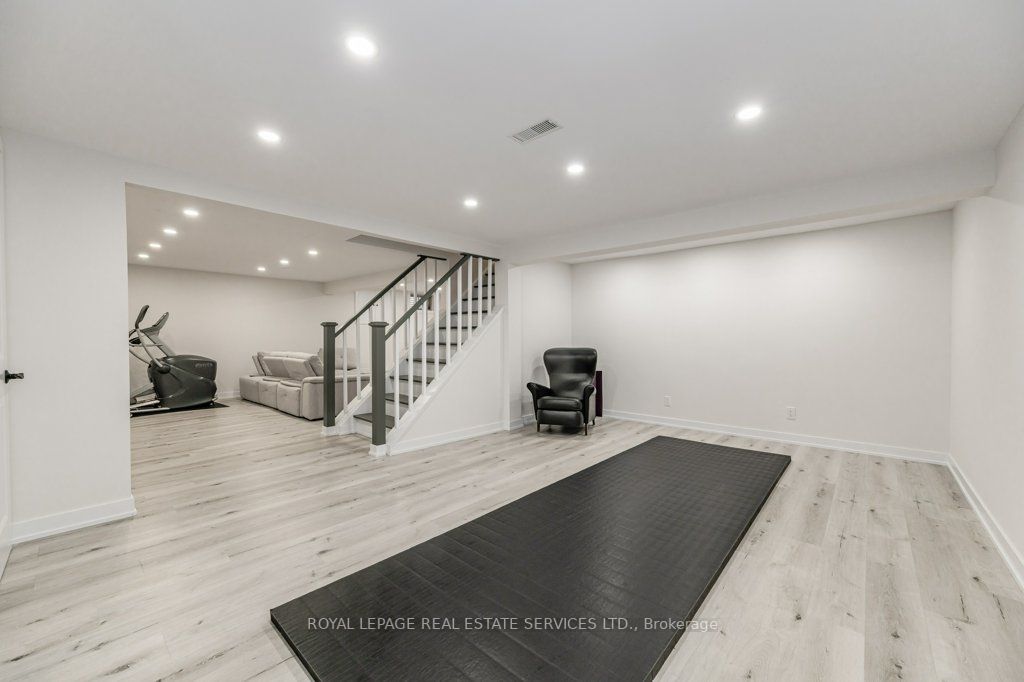 2113 Agincourt Cres