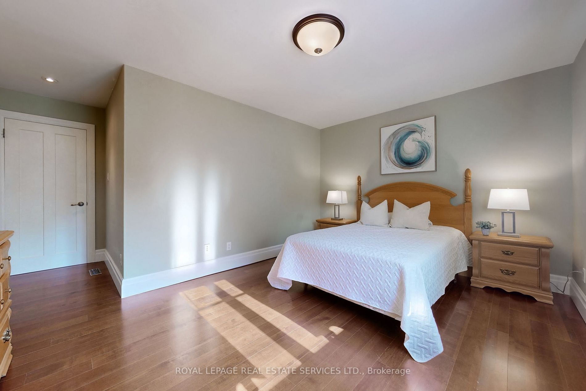 86 Elizabeth St S
