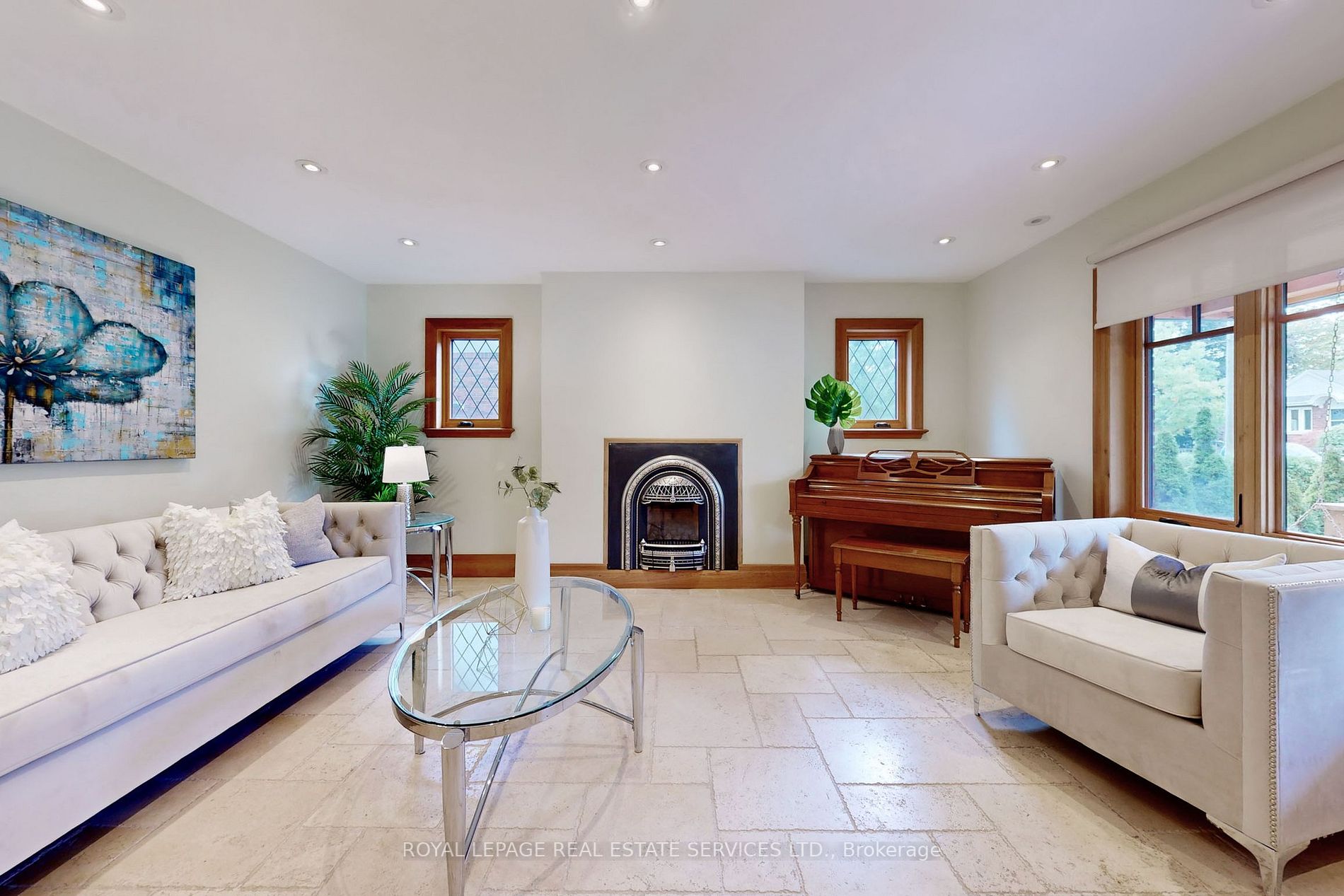86 Elizabeth St S