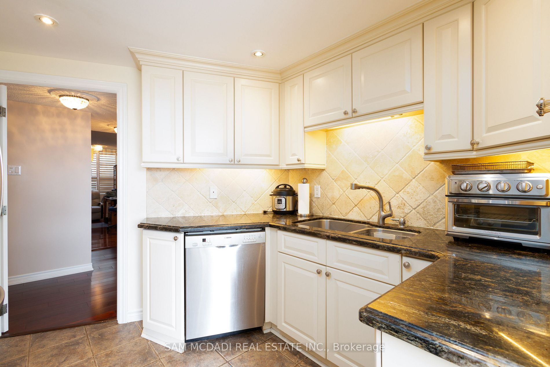 3650 Kaneff Cres, #2301