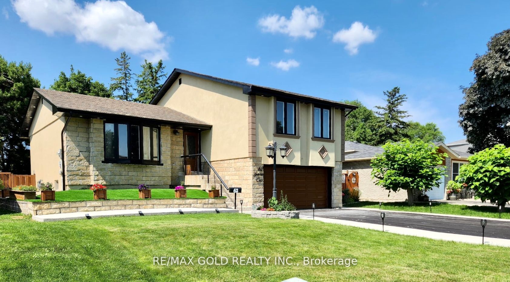 62 Geneva Cres
