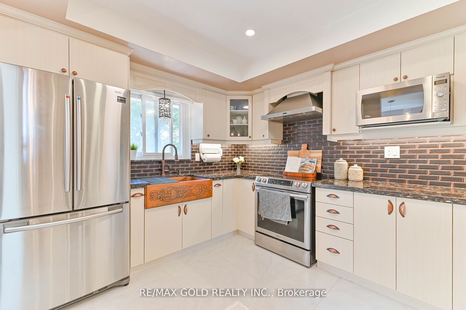 62 Geneva Cres