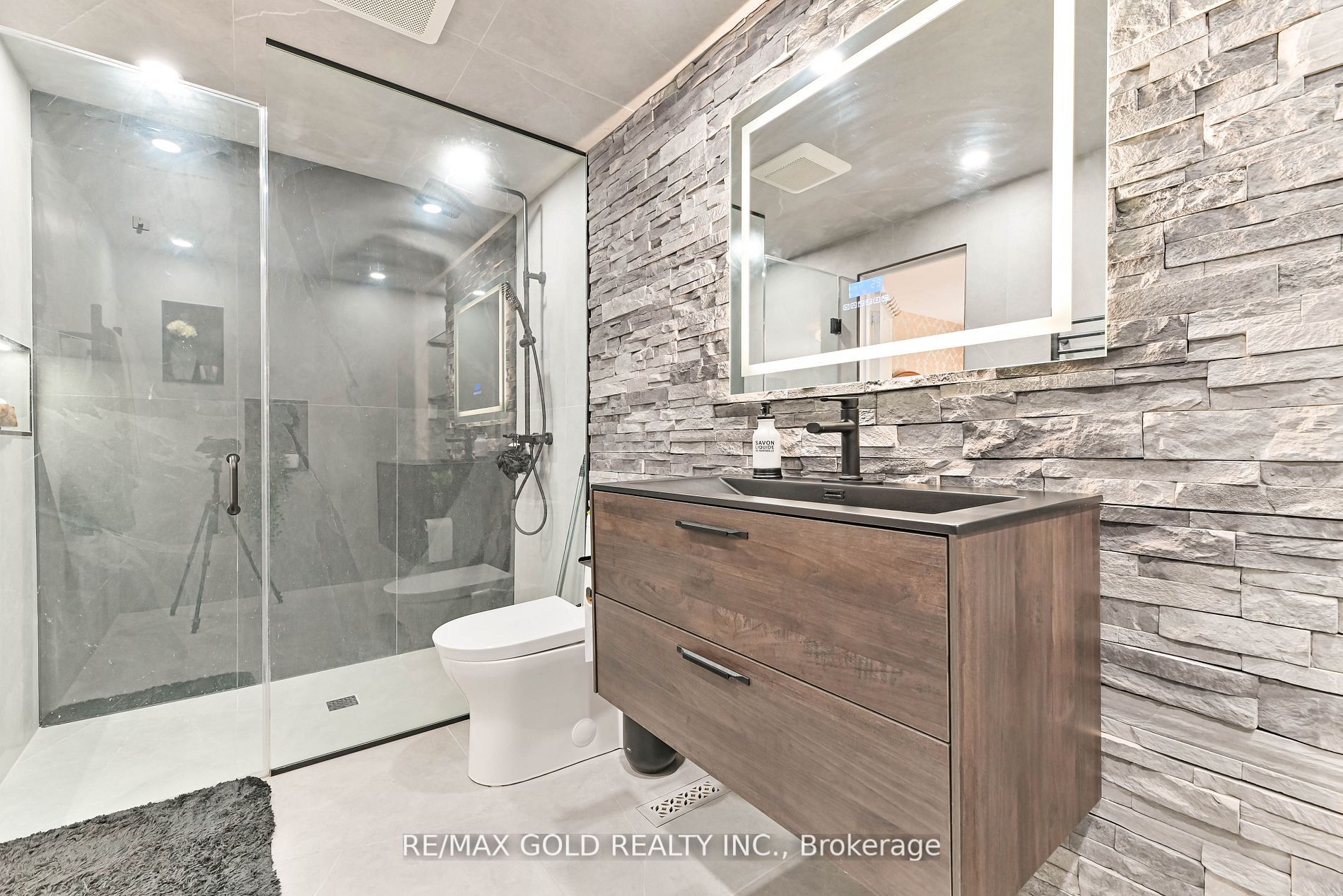 62 Geneva Cres