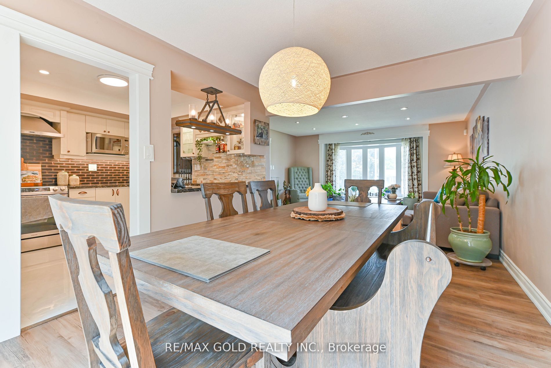 62 Geneva Cres
