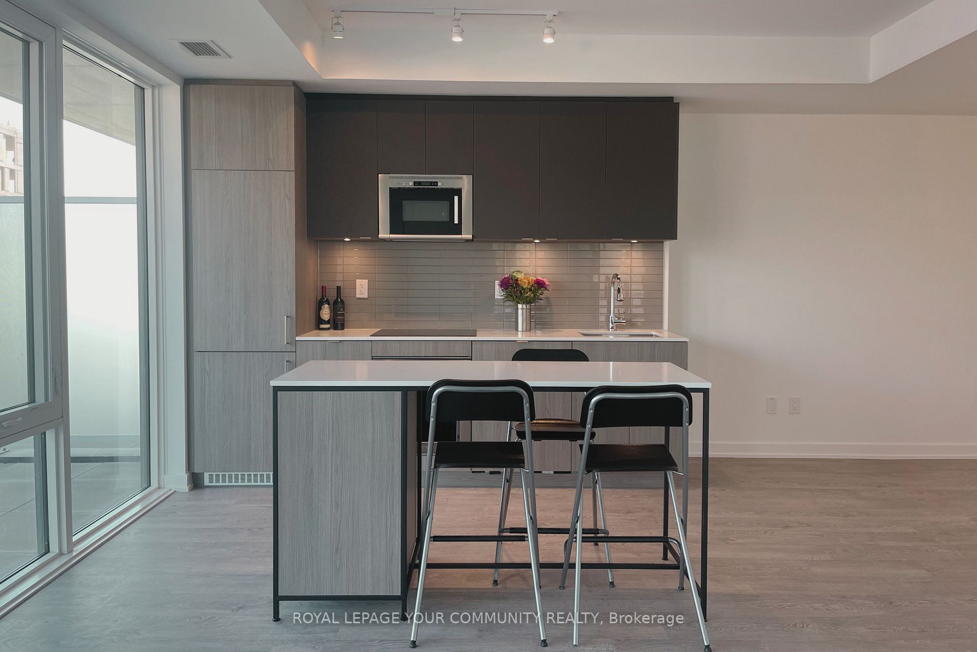 215 Lakeshore Road W, #214