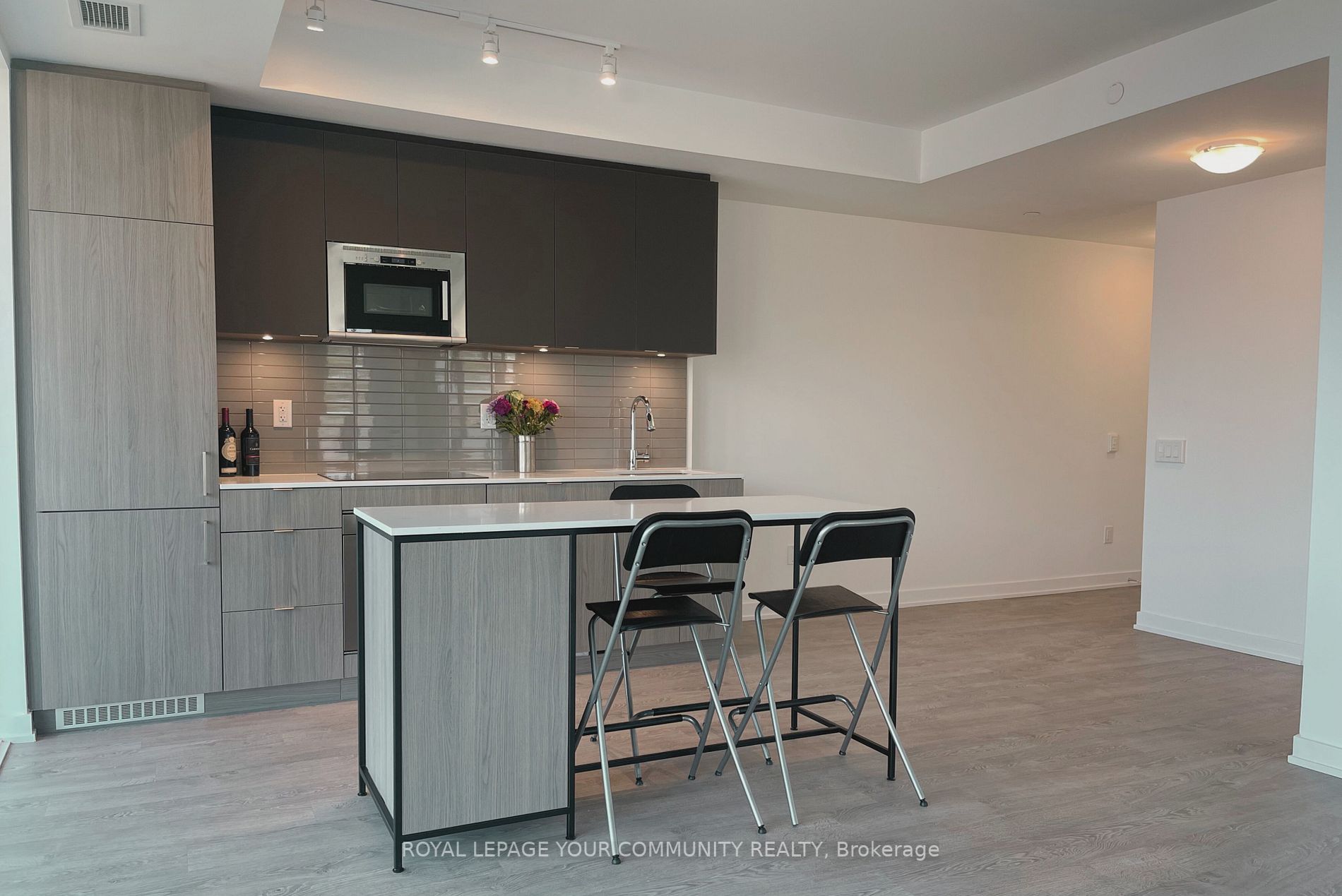 215 Lakeshore Road W, #214
