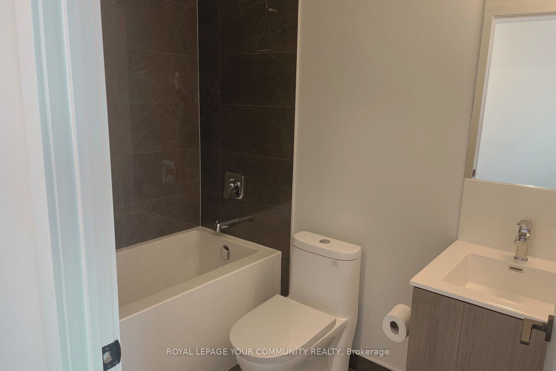 215 Lakeshore Road W, #214