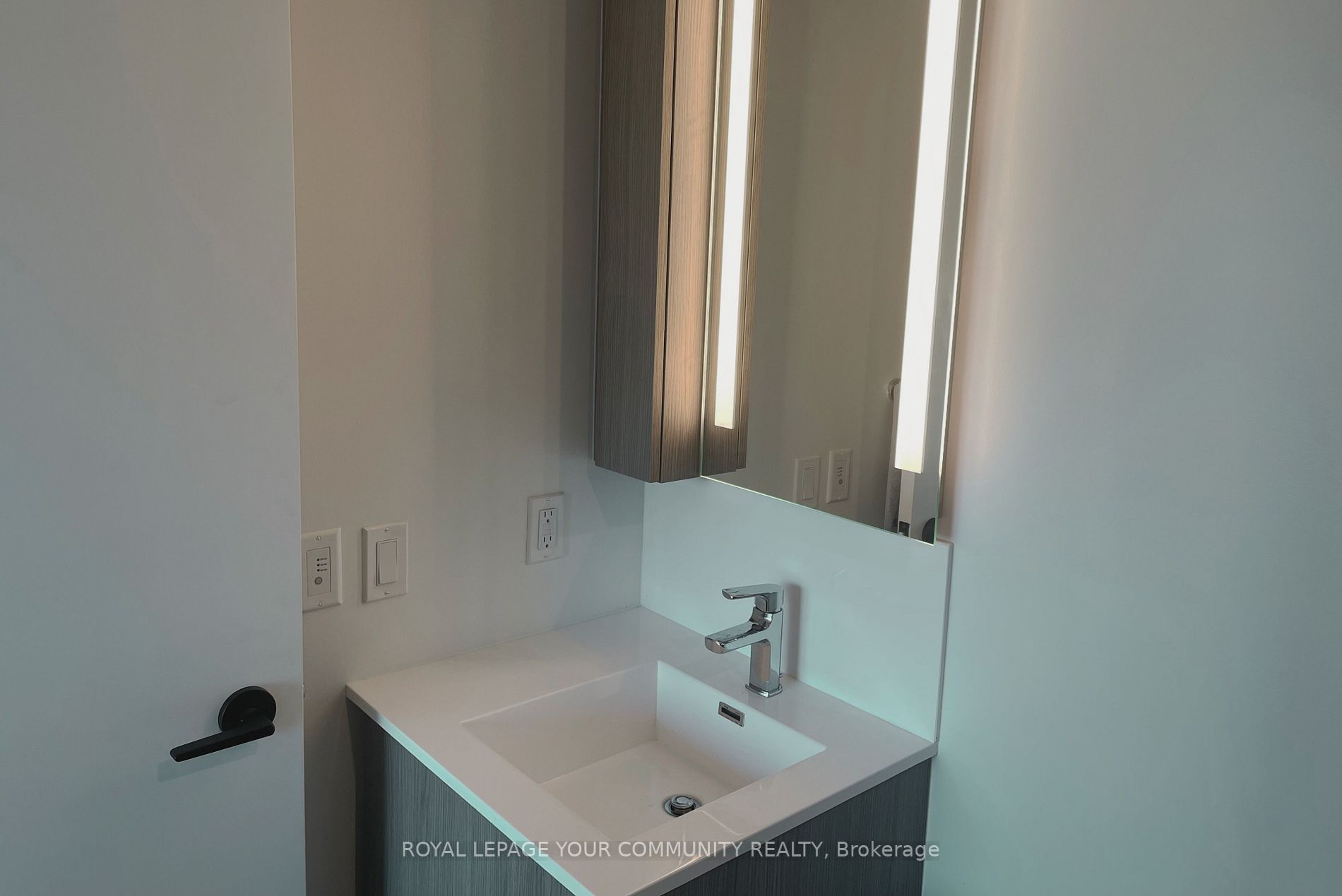 215 Lakeshore Road W, #214