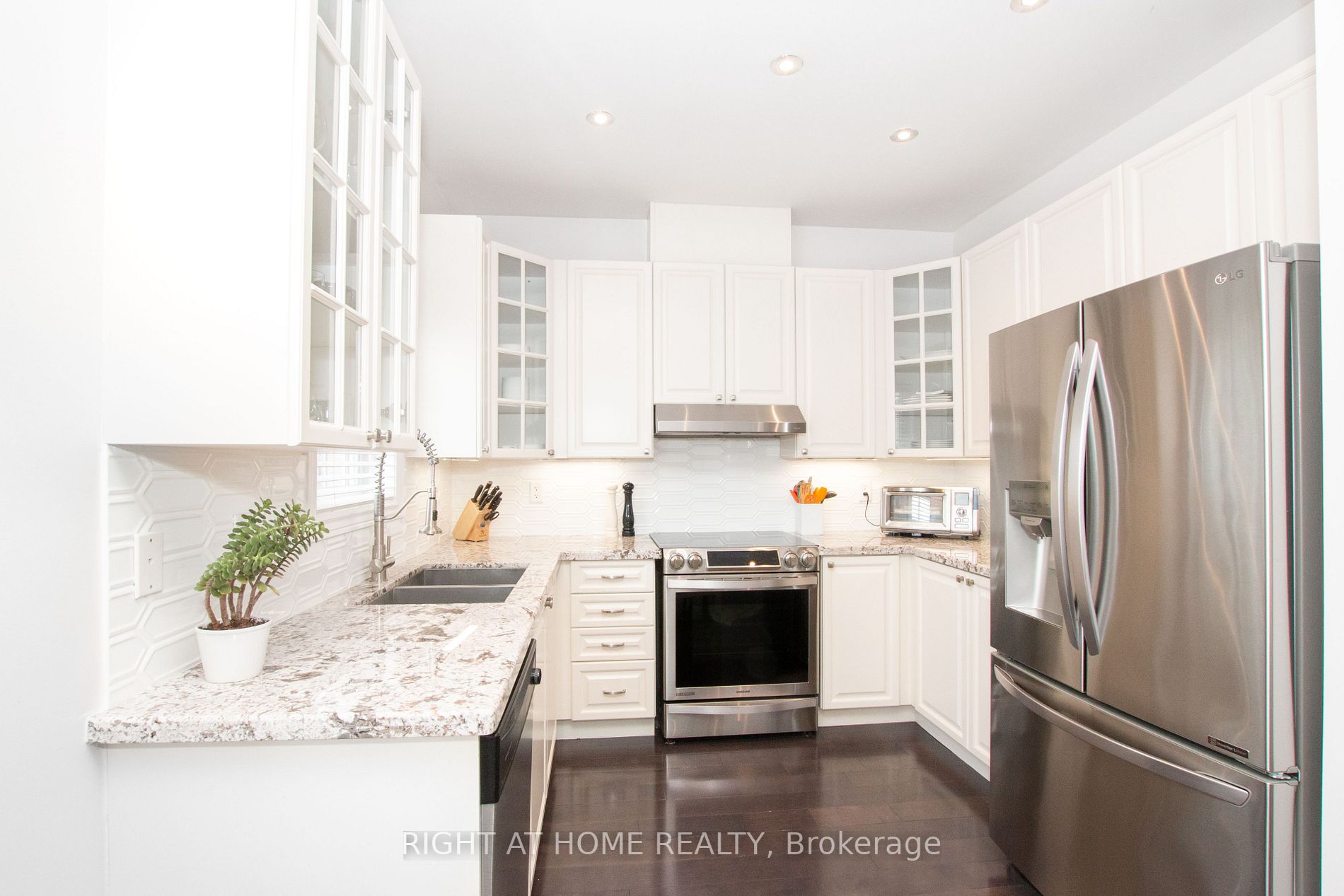 3929 Eglinton Ave W