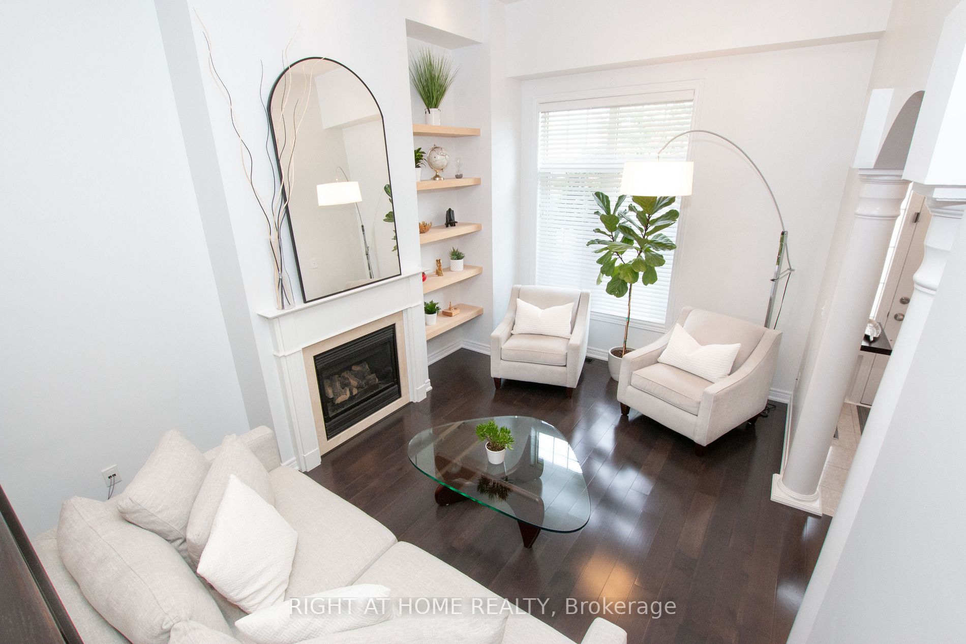 3929 Eglinton Ave W