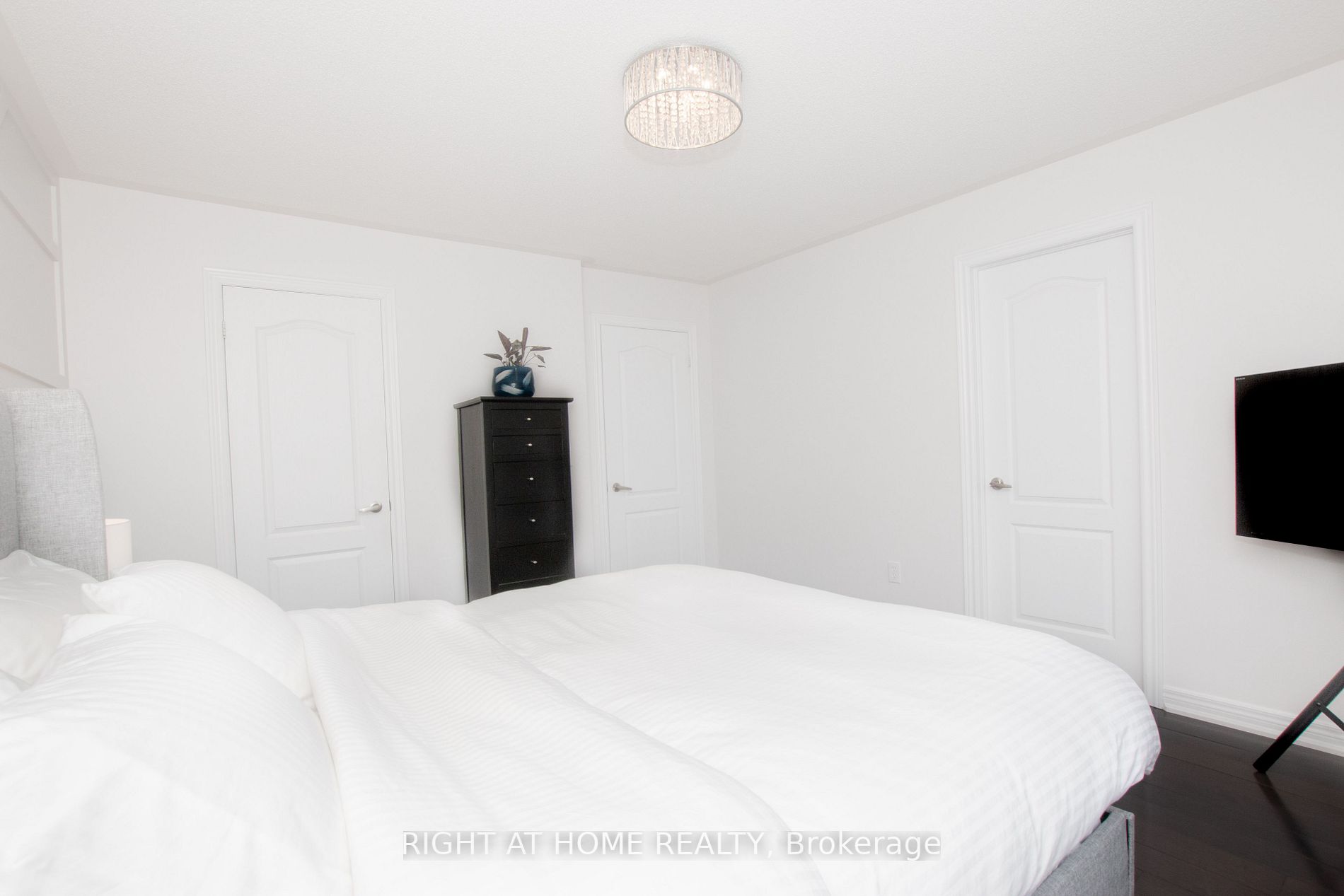 3929 Eglinton Ave W