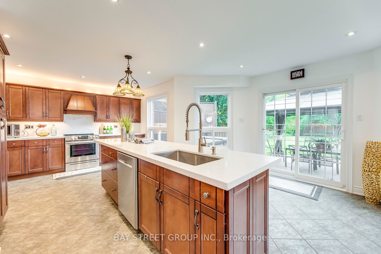 1469 Reeves Gate