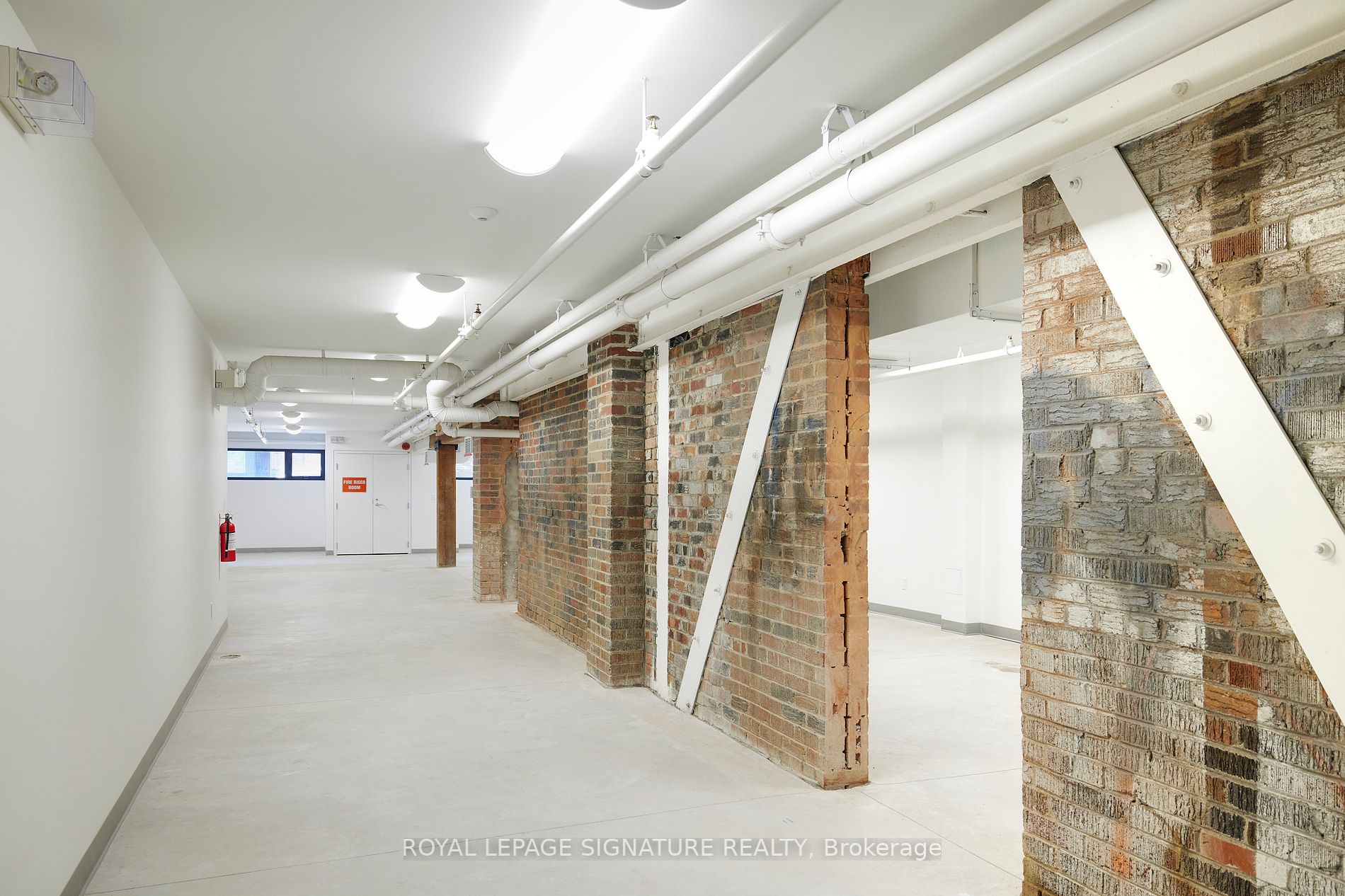 2738 Dundas St W