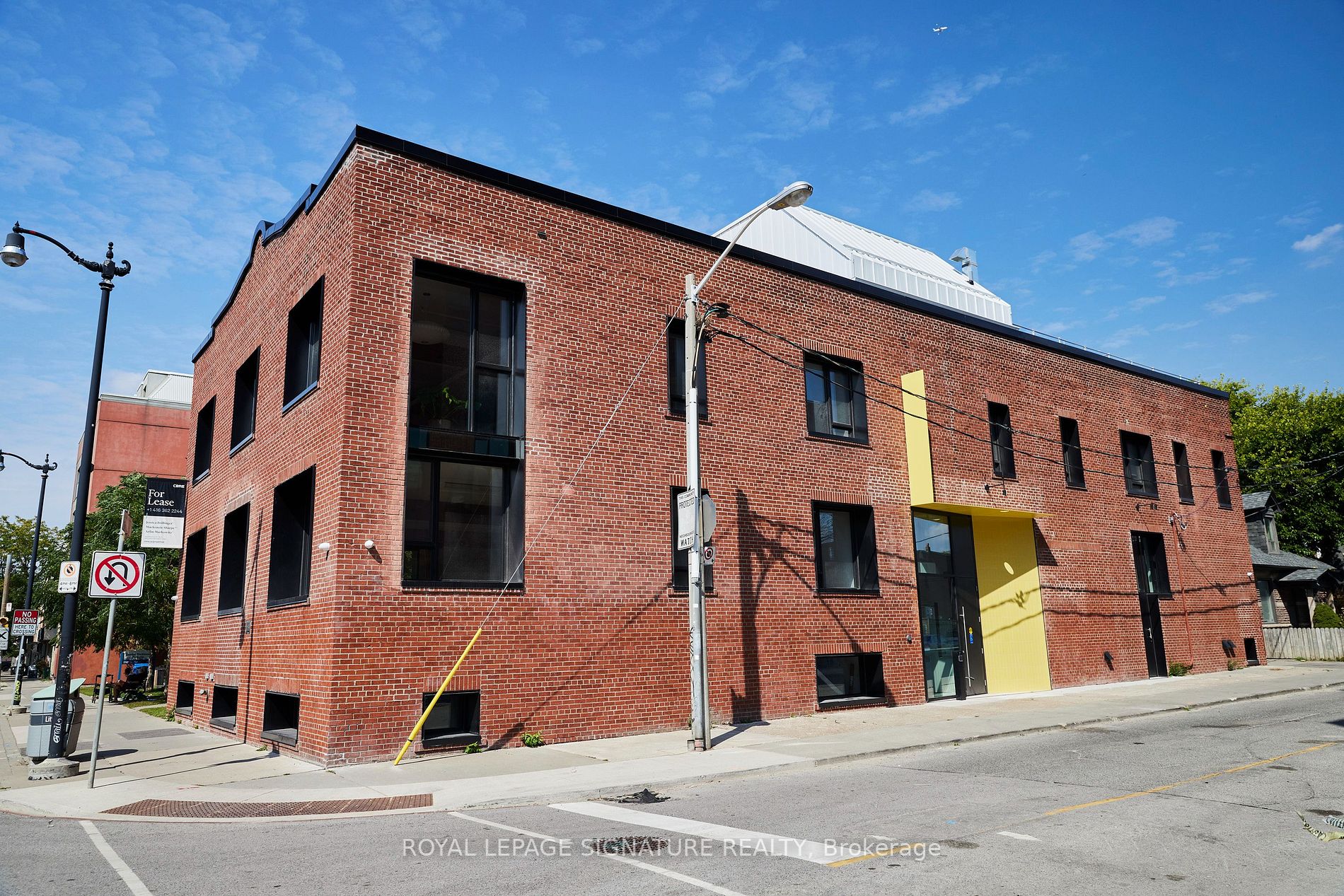 2738 Dundas St W