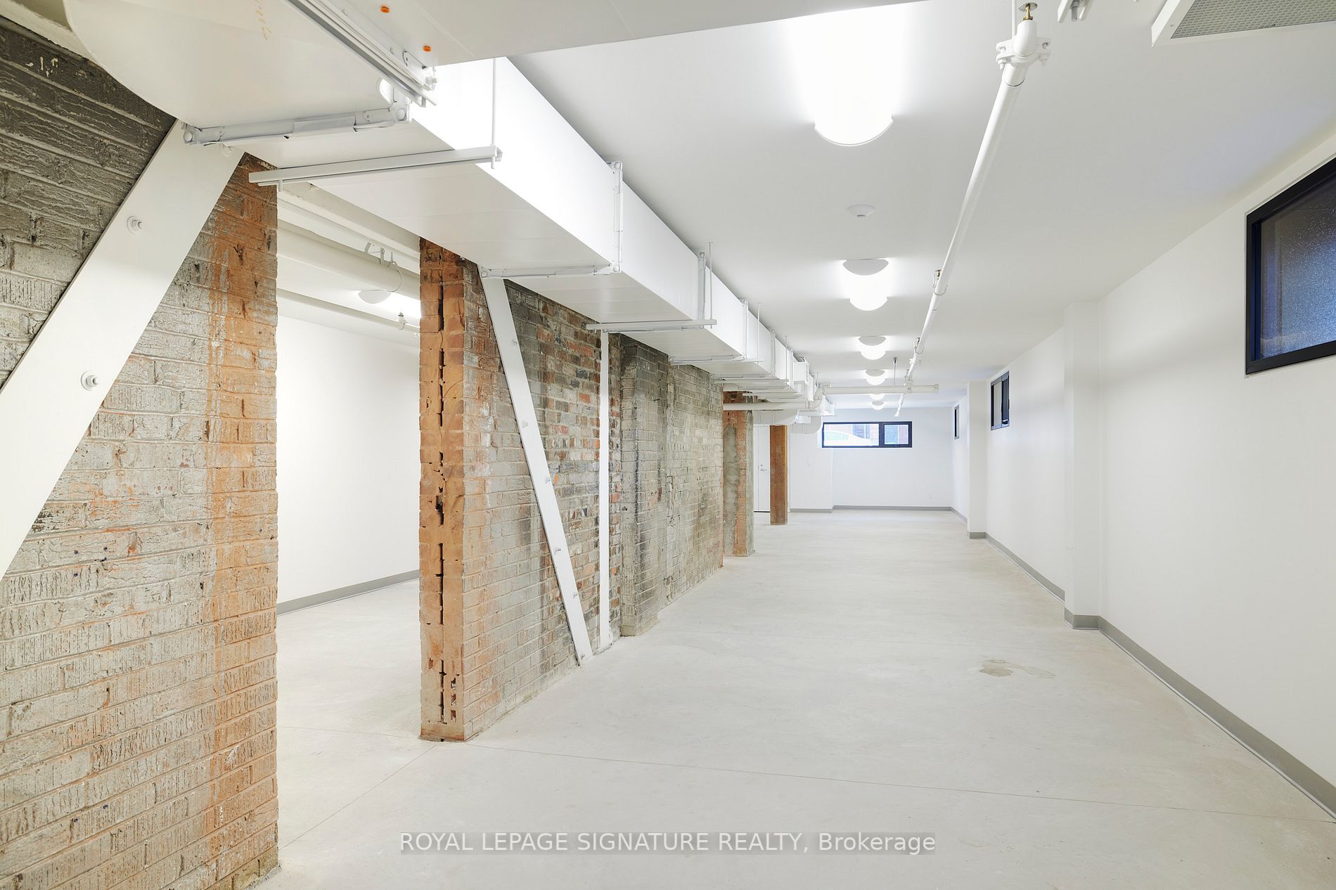2738 Dundas St W