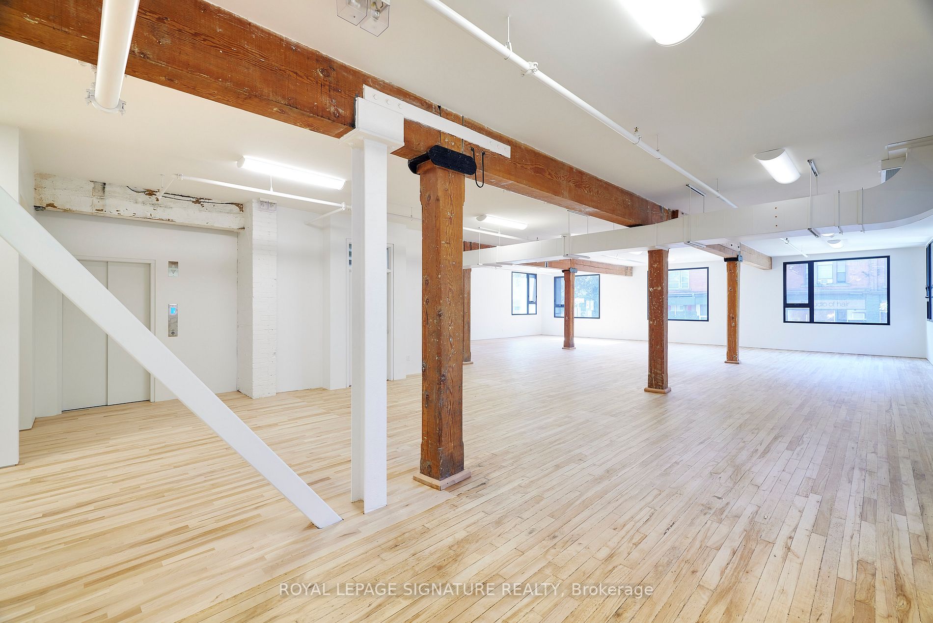 2738 Dundas St W