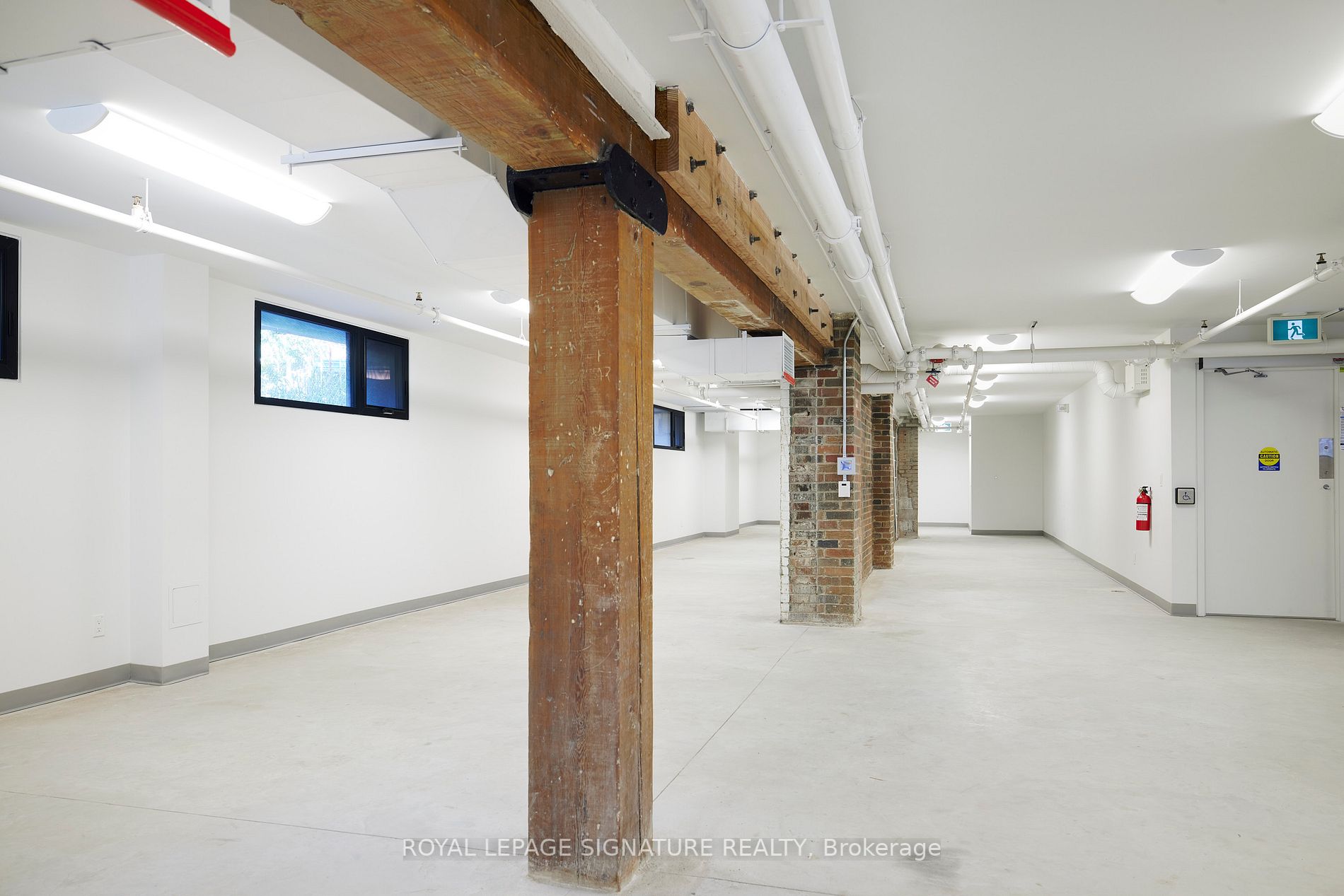 2738 Dundas St W