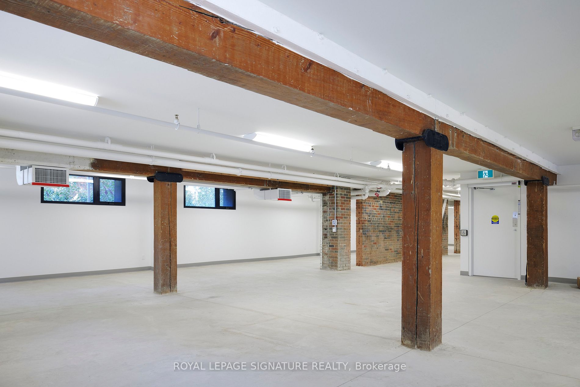 2738 Dundas St W