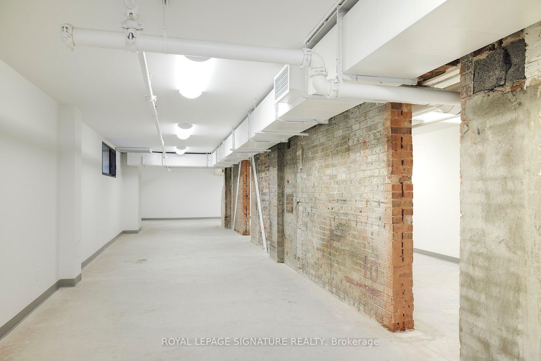 2738 Dundas St W