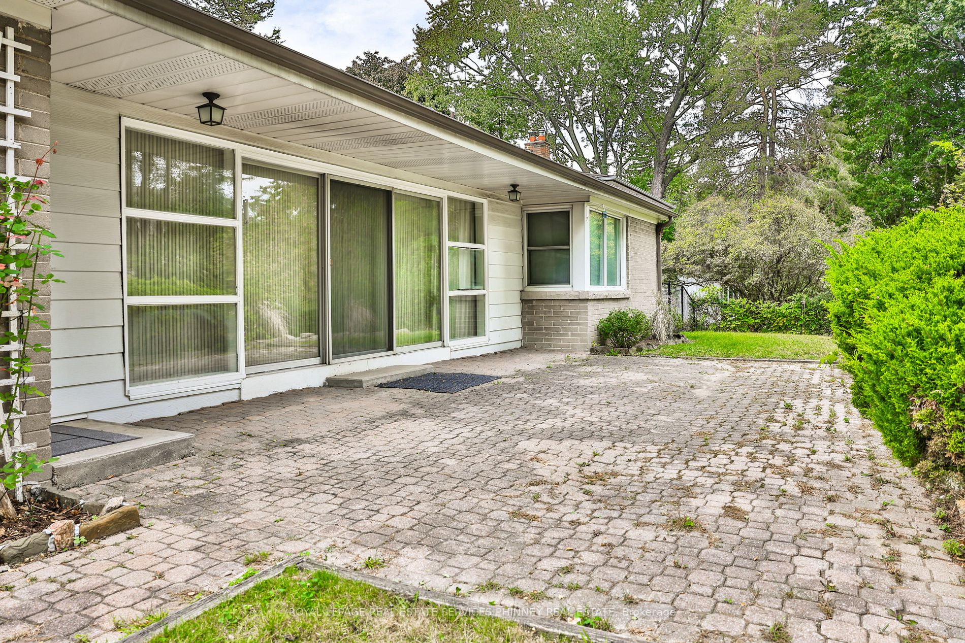 2105 Stonehouse Cres