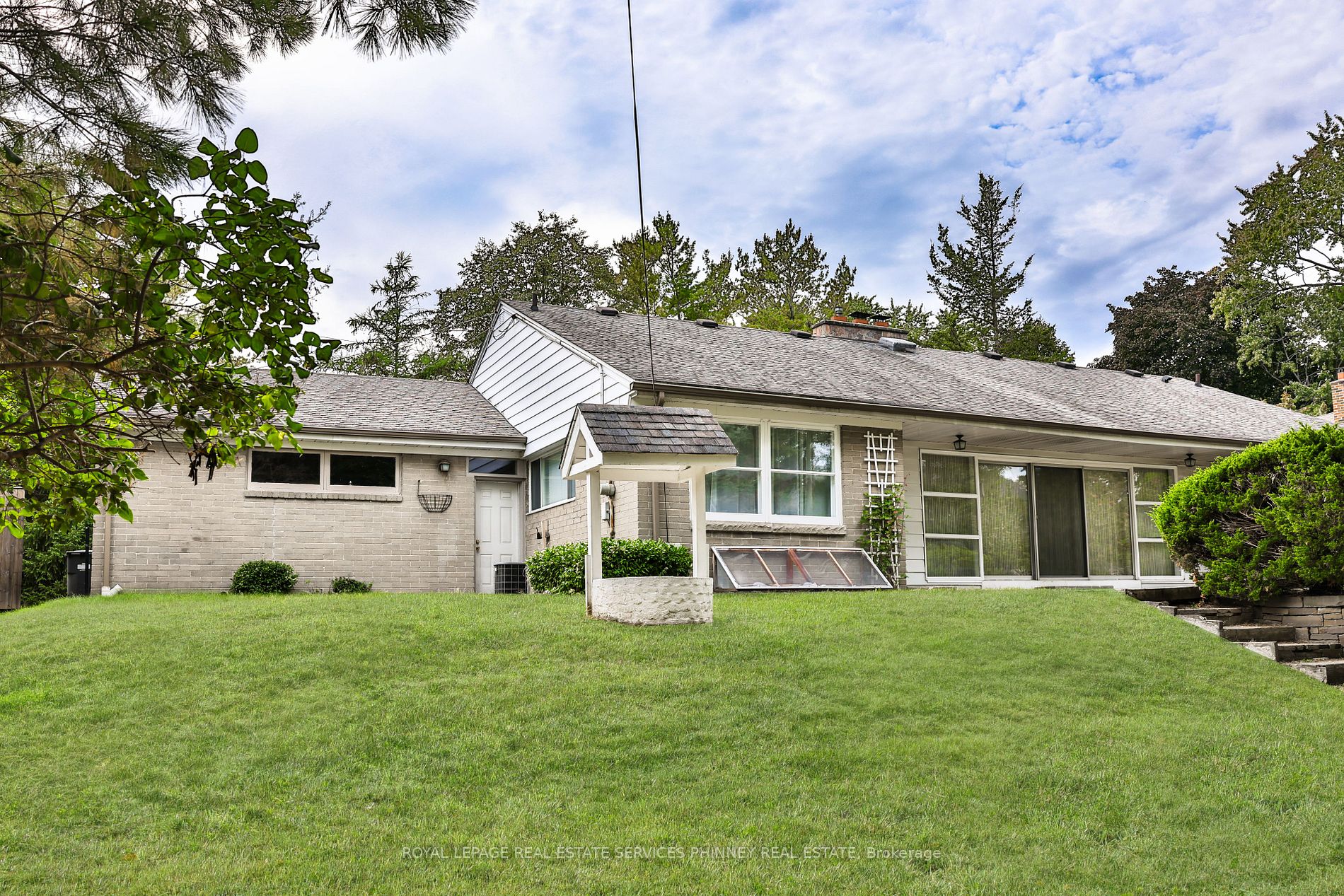 2105 Stonehouse Cres