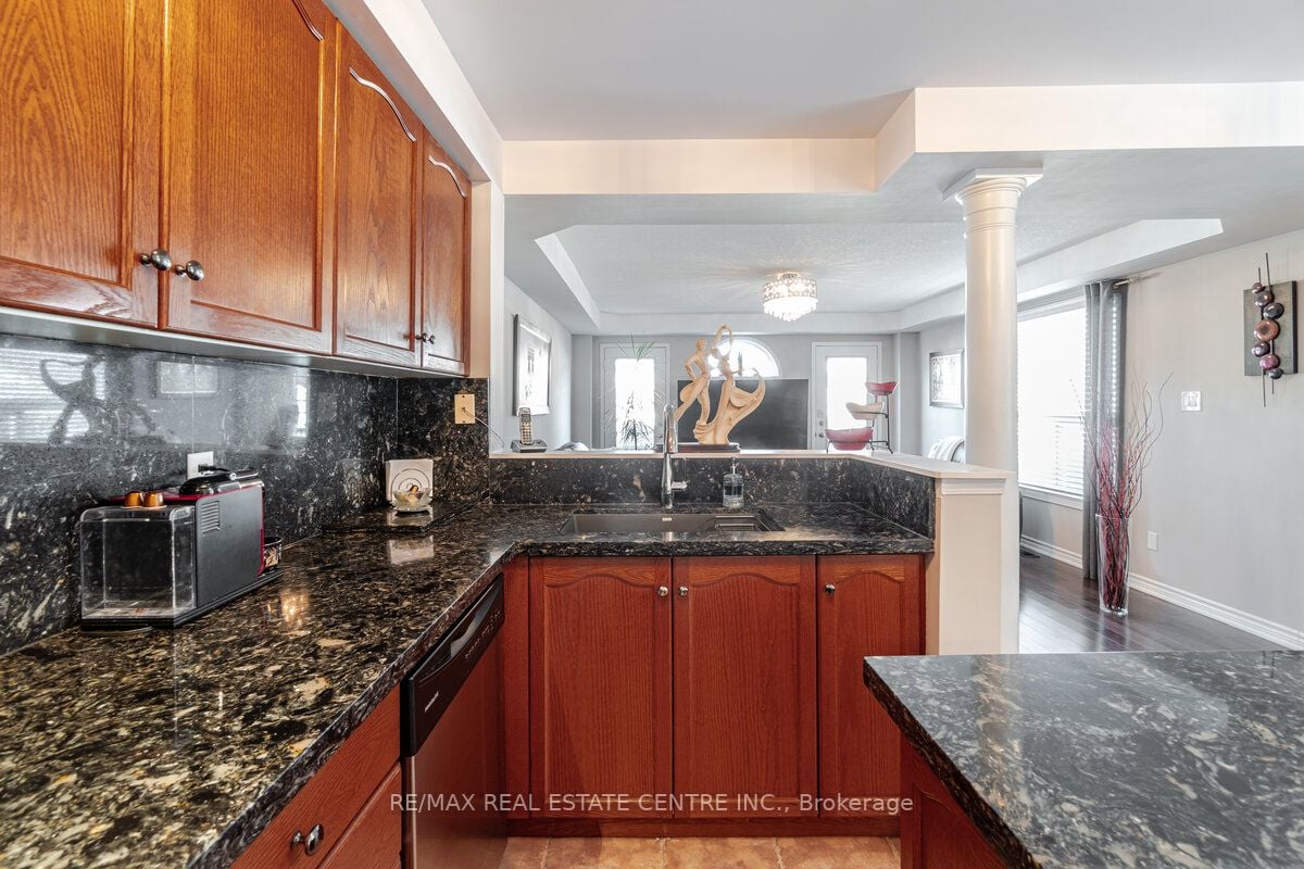 1193 Foxglove Pl