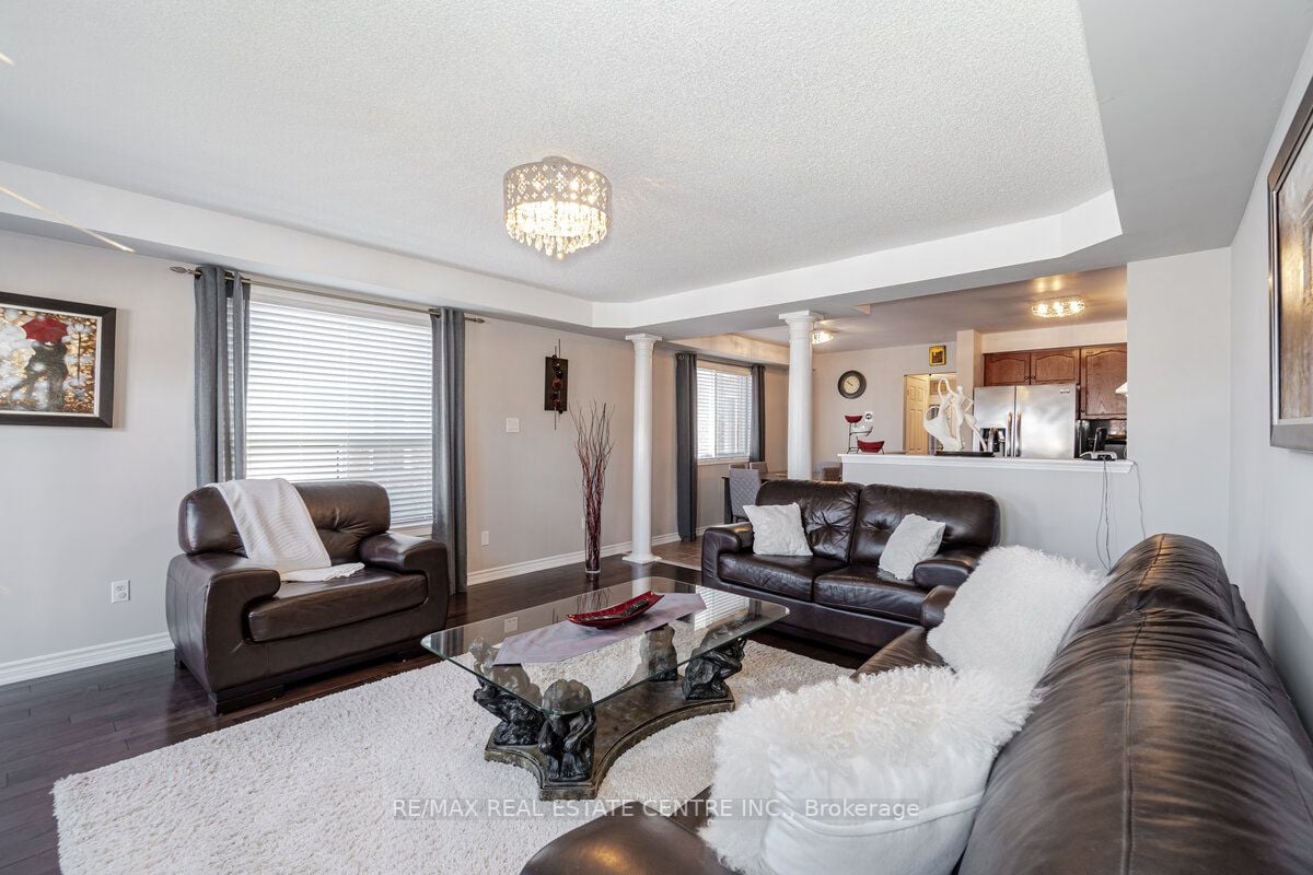 1193 Foxglove Pl