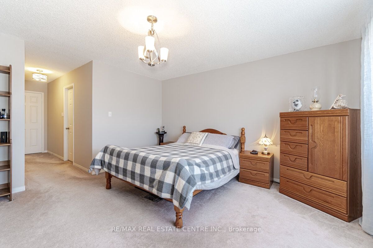 1193 Foxglove Pl