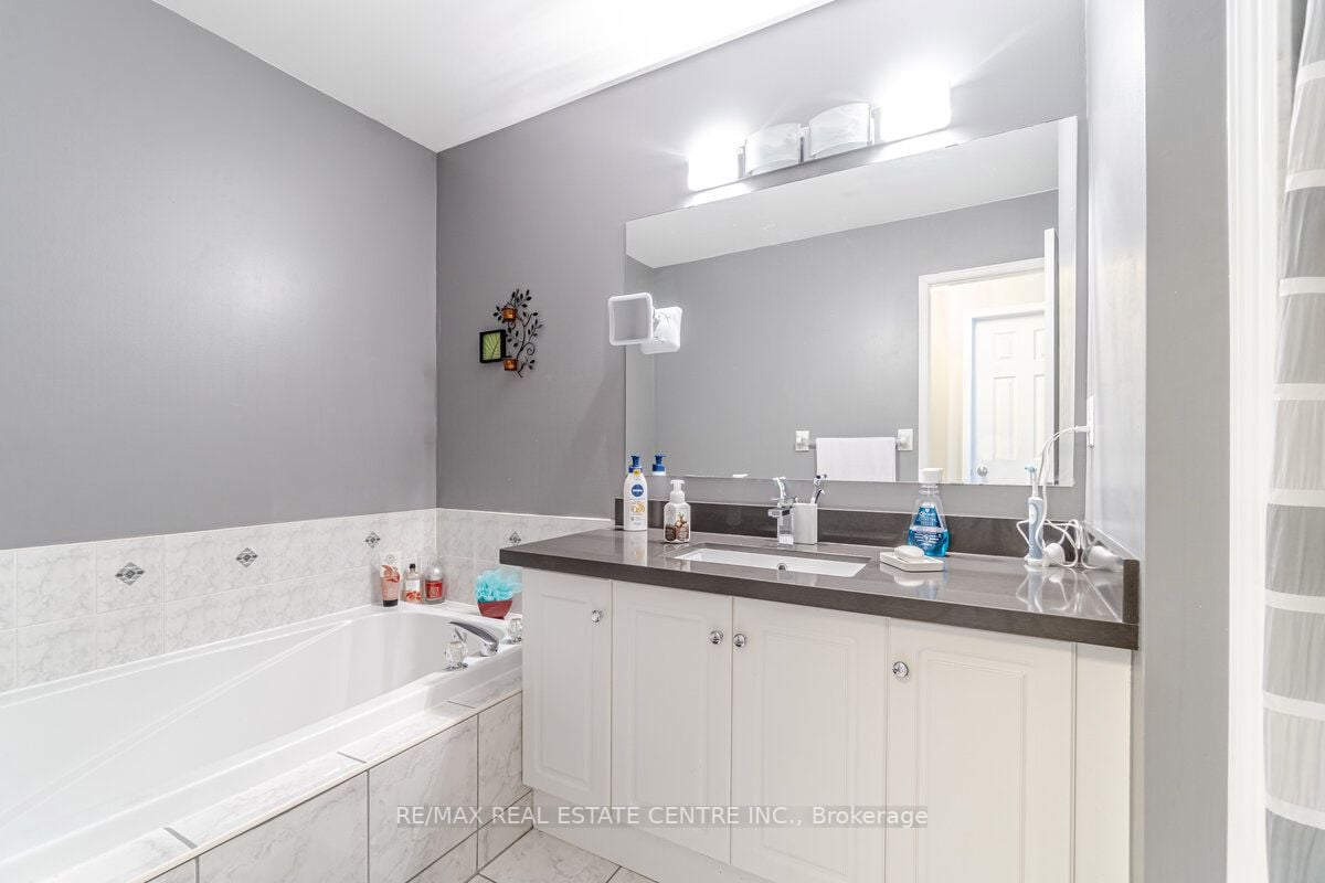 1193 Foxglove Pl