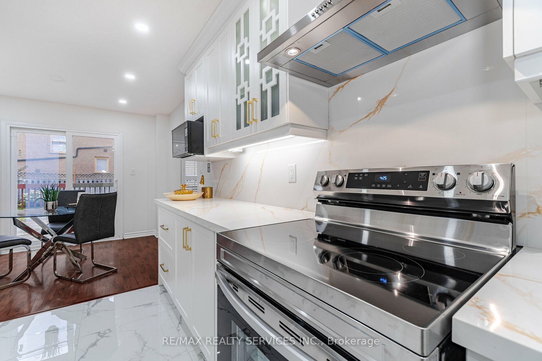 4 Treepark St