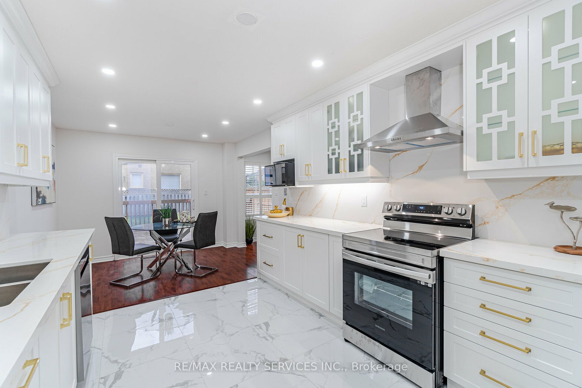 4 Treepark St