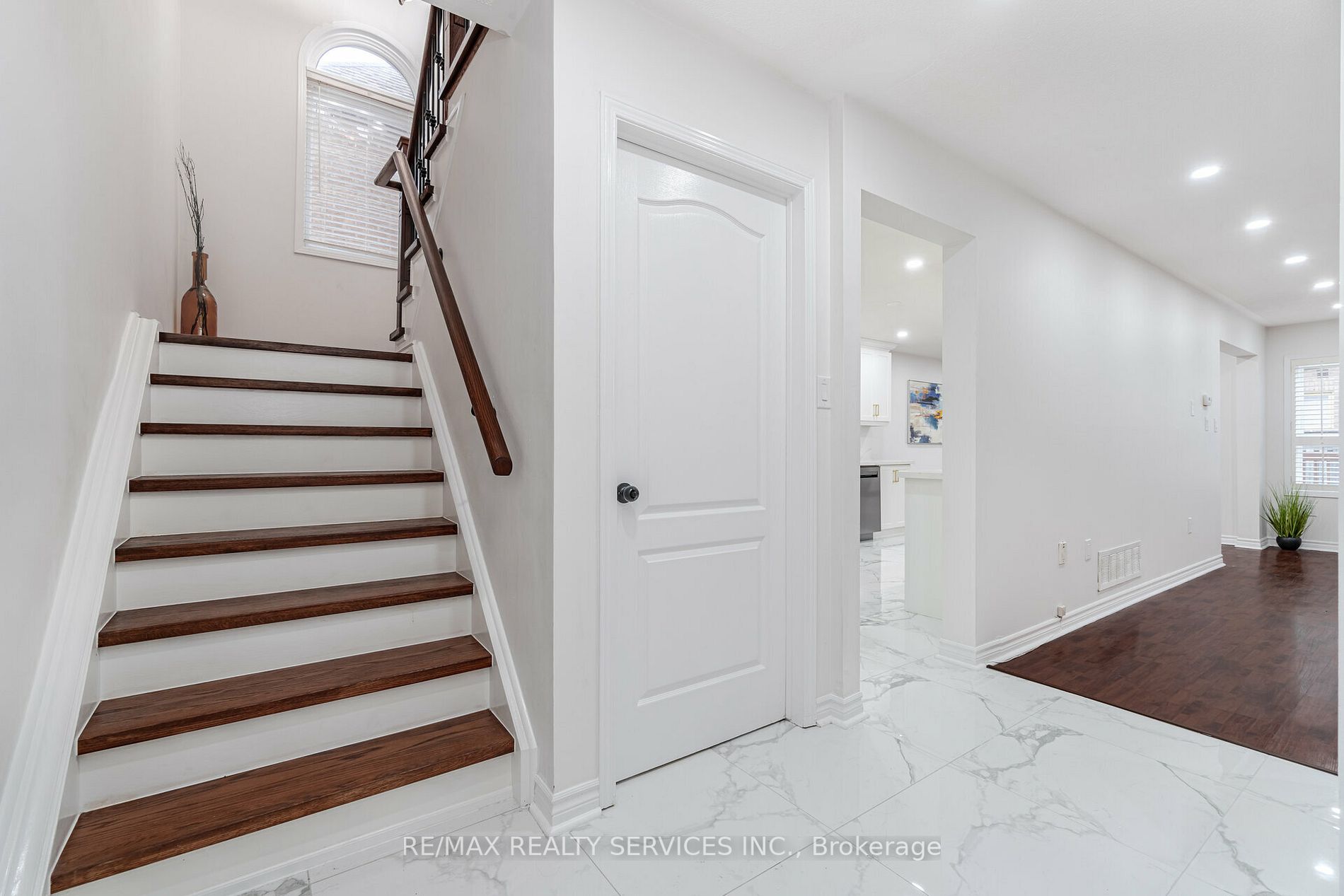 4 Treepark St