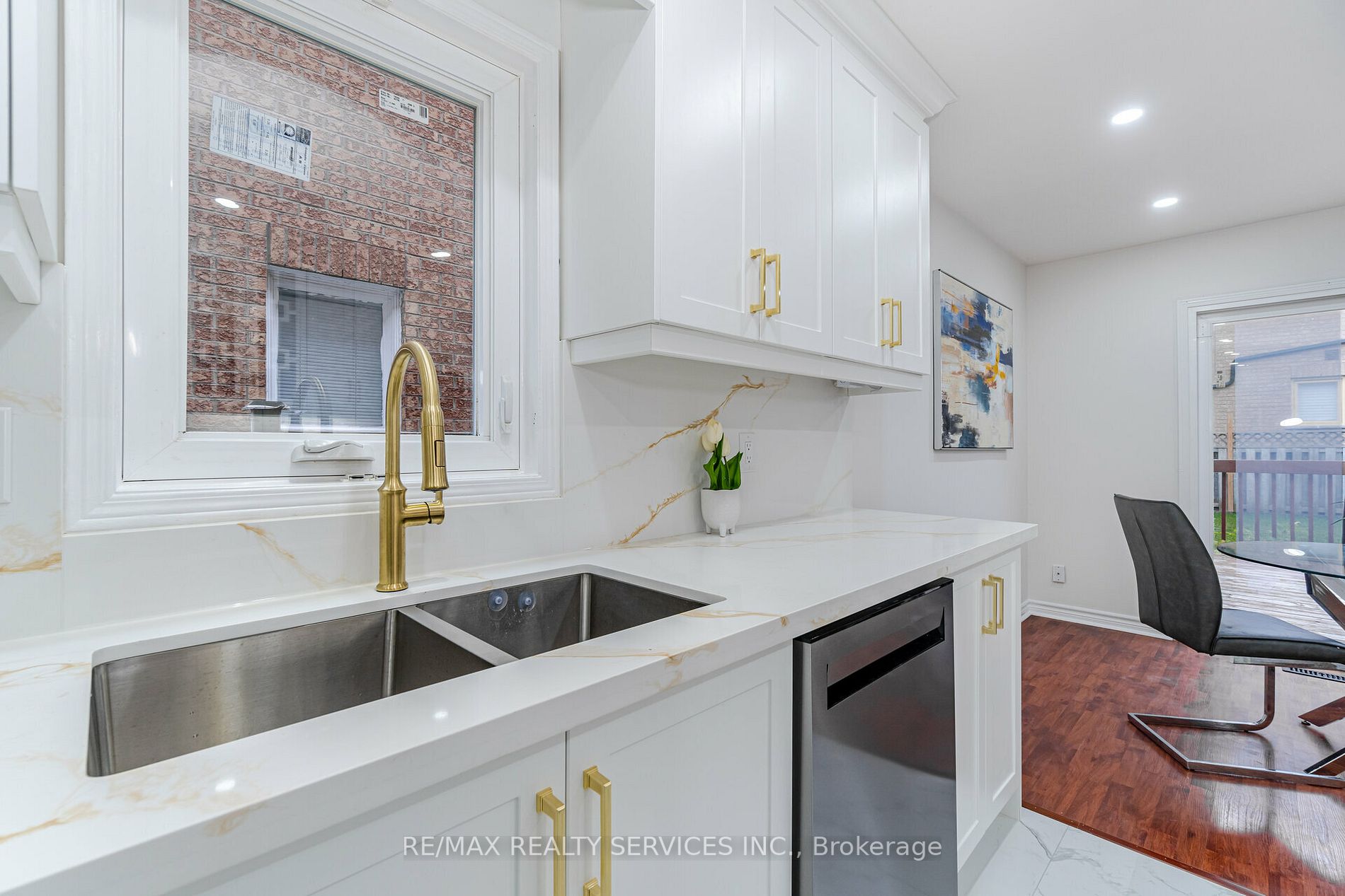 4 Treepark St