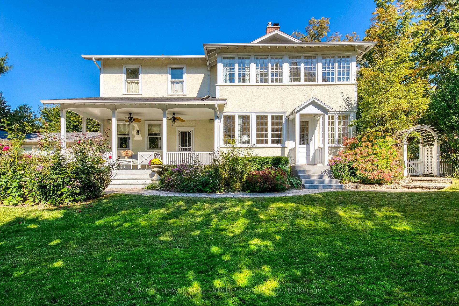 225 William St