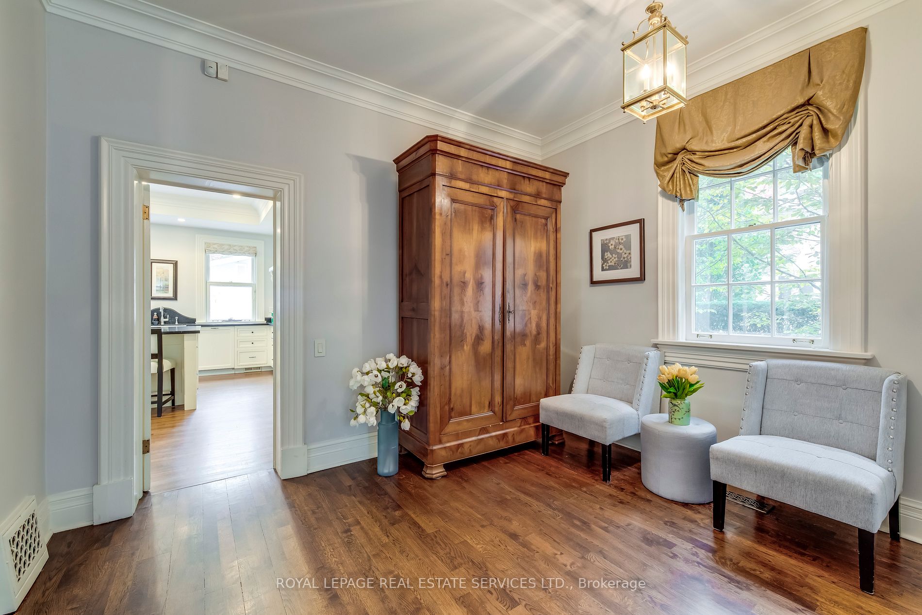 225 William St
