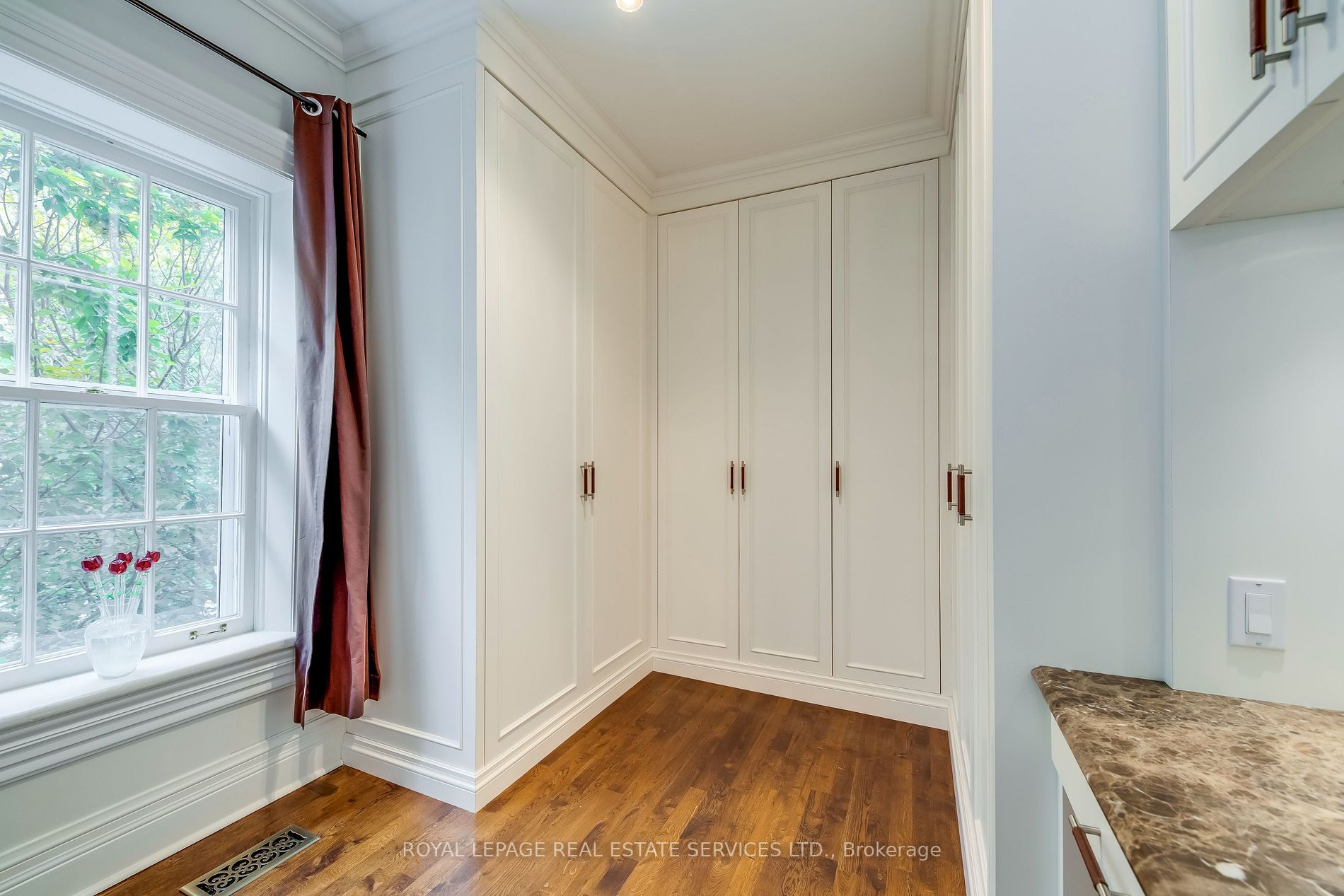 225 William St