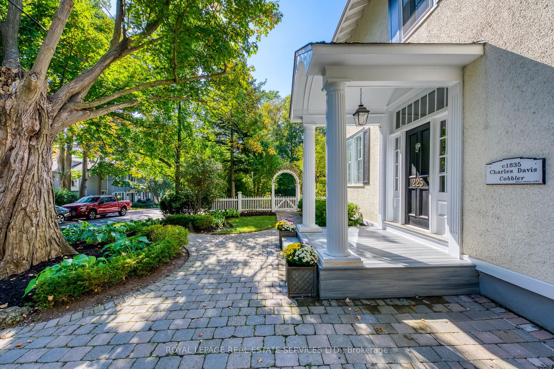 225 William St