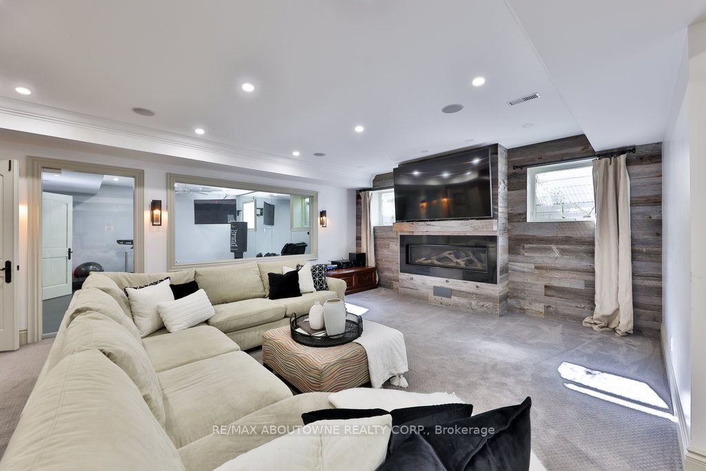 2015 Elmhurst Ave