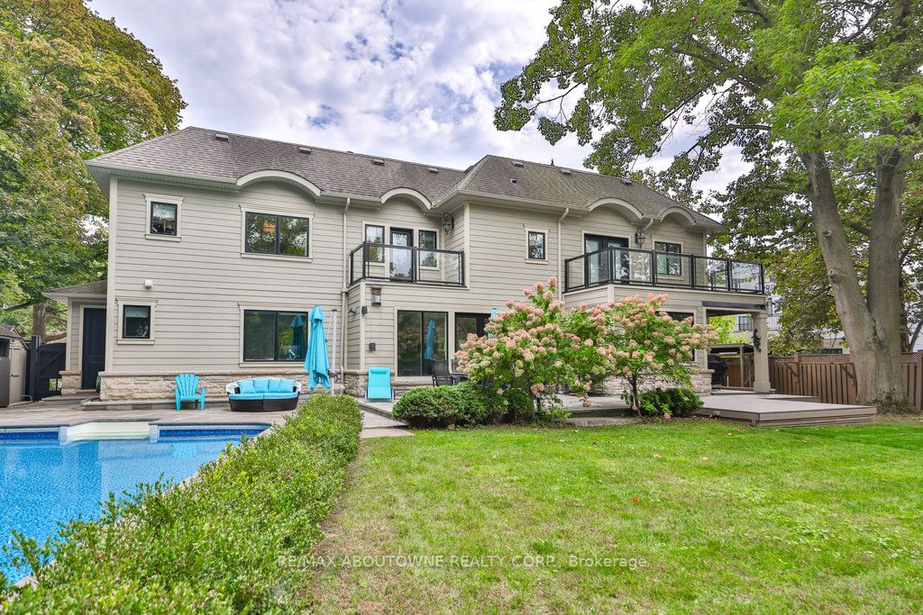 2015 Elmhurst Ave