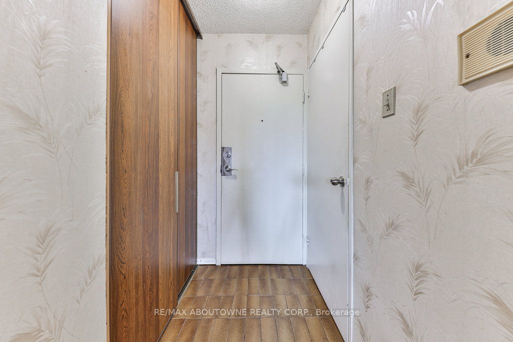 975 Warwick Crt, #1005