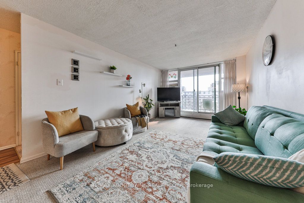 975 Warwick Crt, #1005