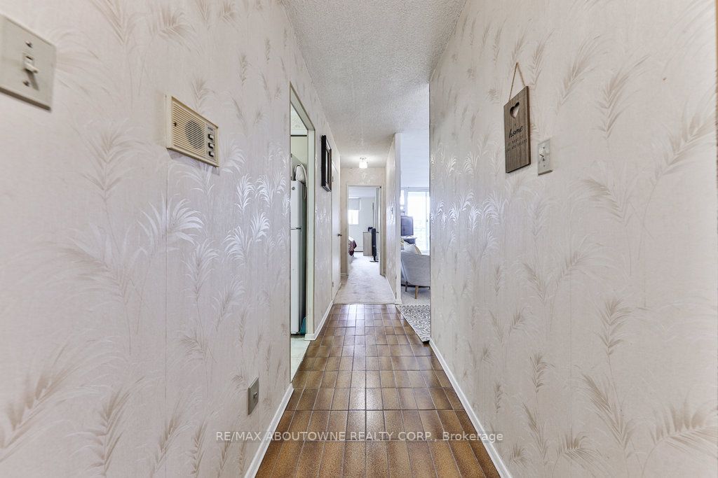 975 Warwick Crt, #1005