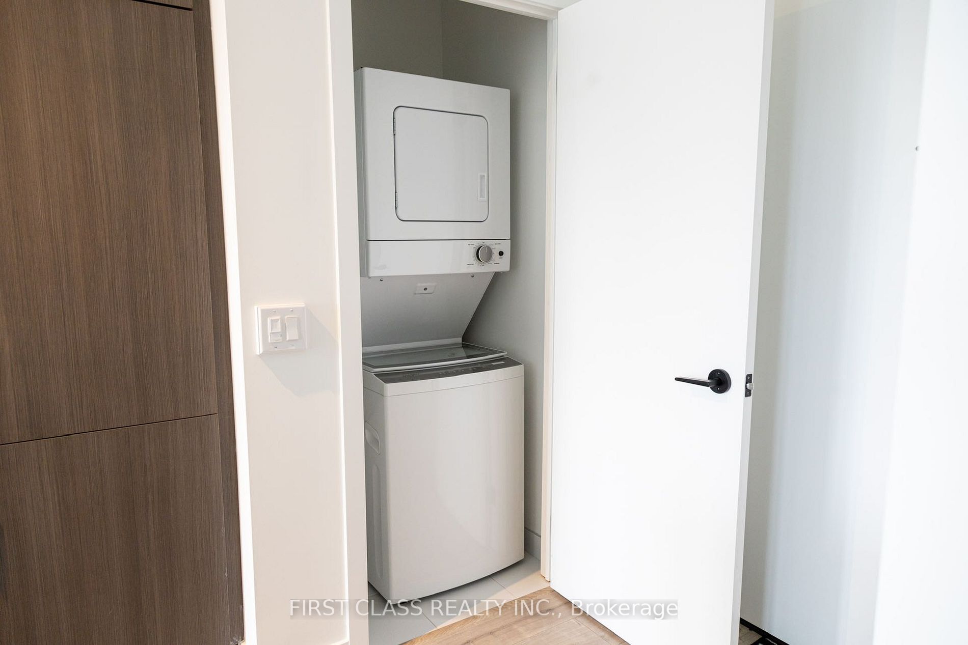 215 Lakeshore Road W, #213
