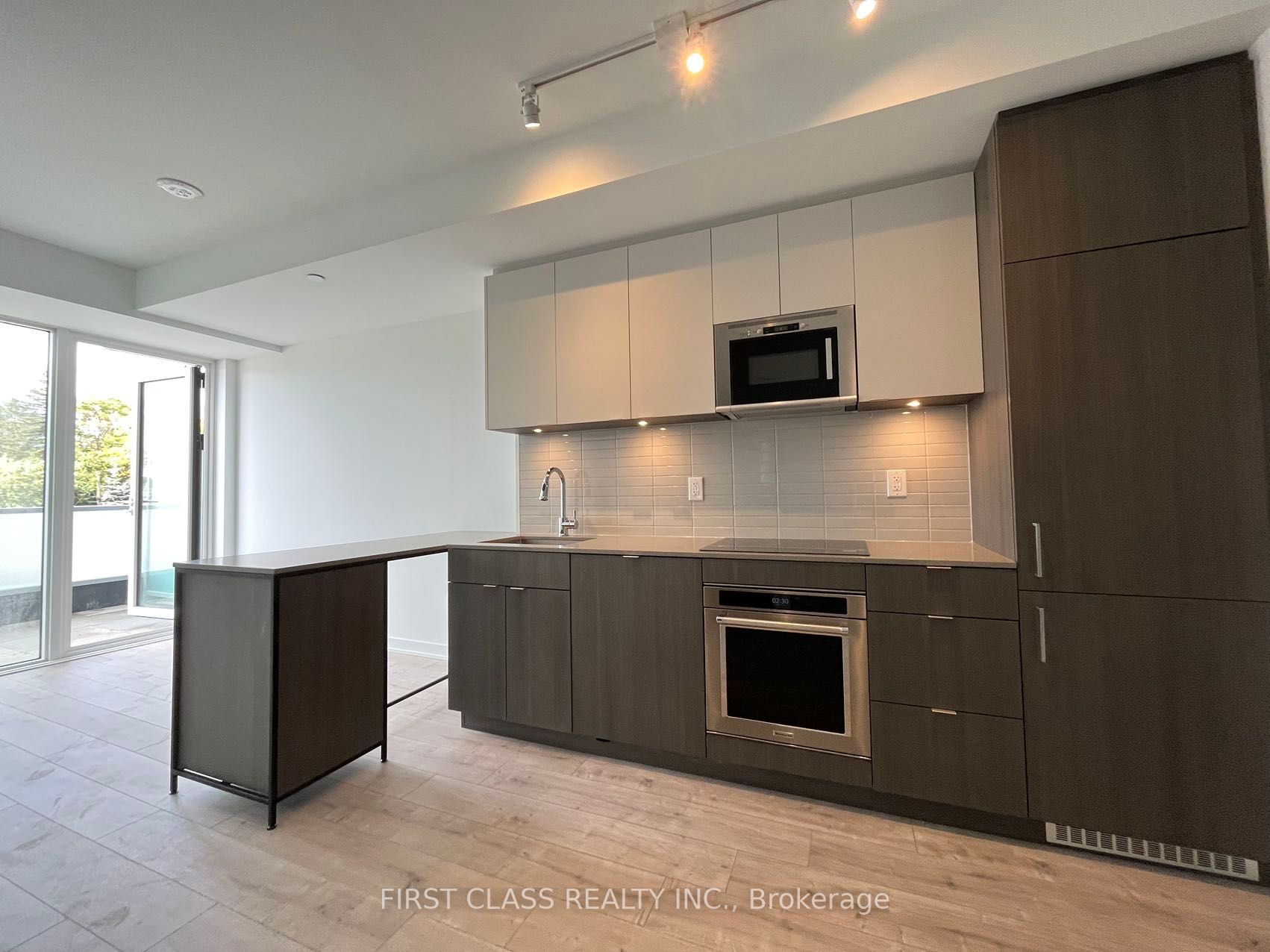 215 Lakeshore Road W, #213