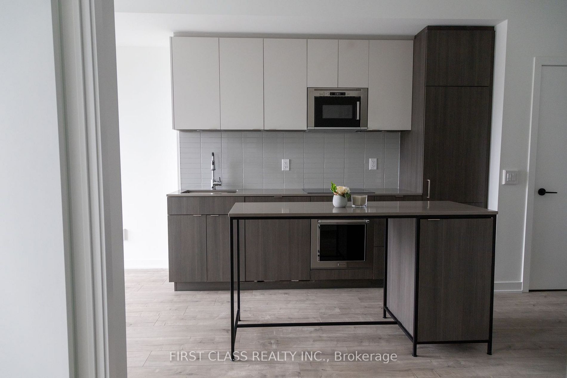 215 Lakeshore Road W, #213