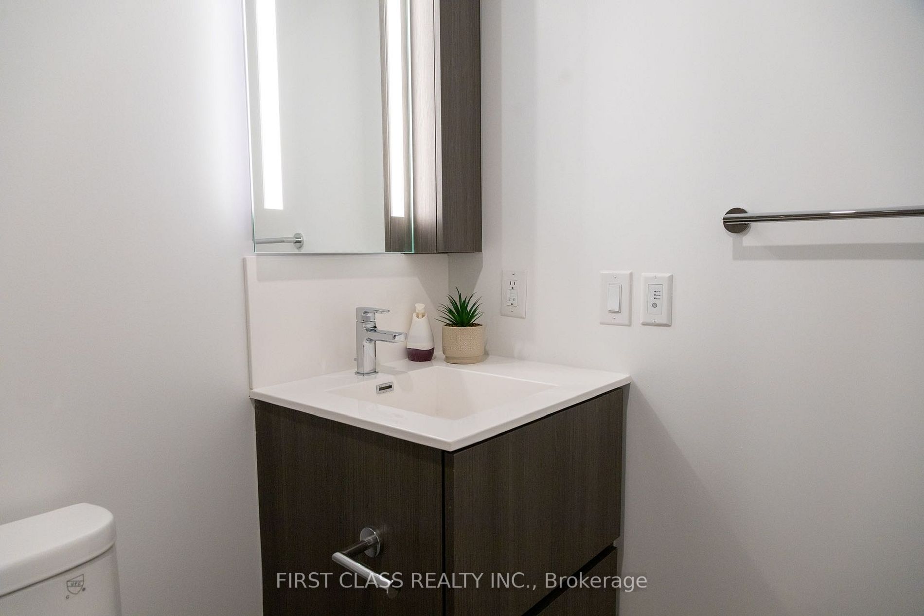 215 Lakeshore Road W, #213
