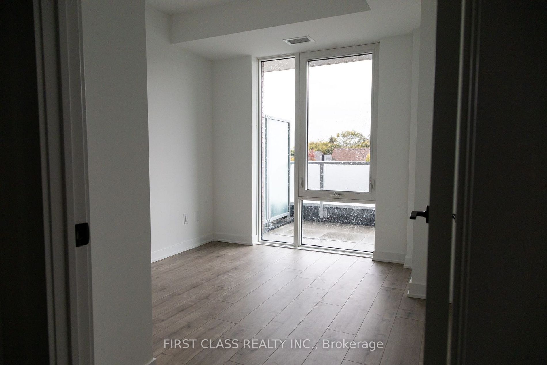 215 Lakeshore Road W, #213