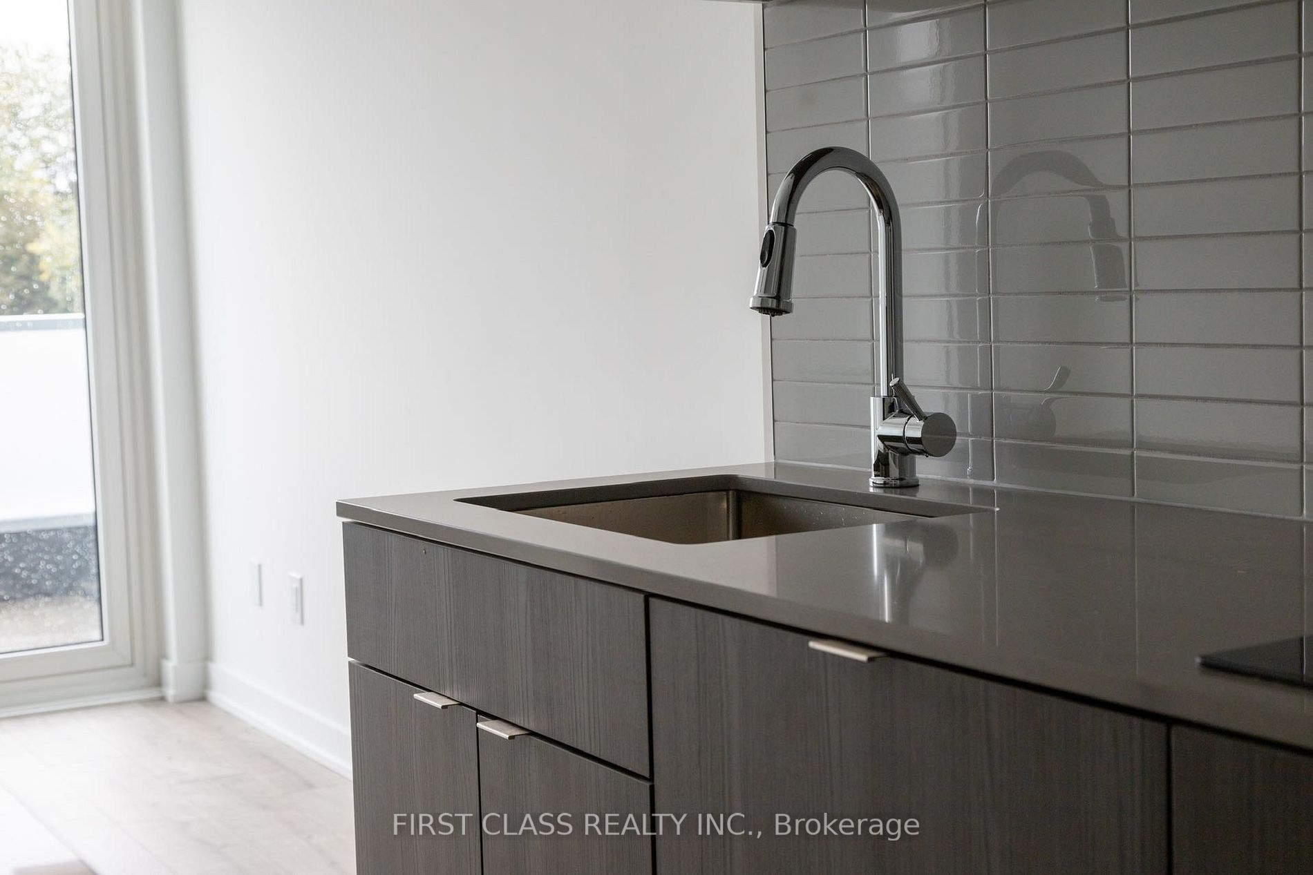 215 Lakeshore Road W, #213
